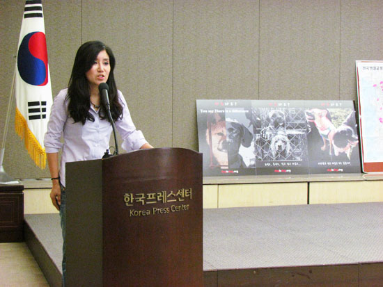 동물사랑실천협회 박소연 대표가 ‘한국의 개고기 산업’의 성명서를 발표했다. ⓒ 김아름내