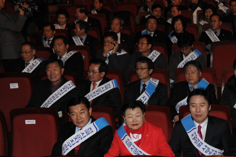 지방분권 촉진 전국 결의대회에 참석한 영등포구의회 오인영 의장, 박정자, 김화영 의원(앞줄 좌측부터)