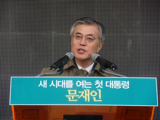 국정운영 실패의 책임은 박근혜 후보에게도 있다는 것을 강조하는 민주통합당 문재인 대통령 후보
