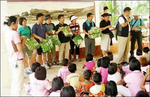 ‘CDP 센터’ 아이들에게 과자를 나눠주는 군산지역 후원 이사회 회원들     © 조종안