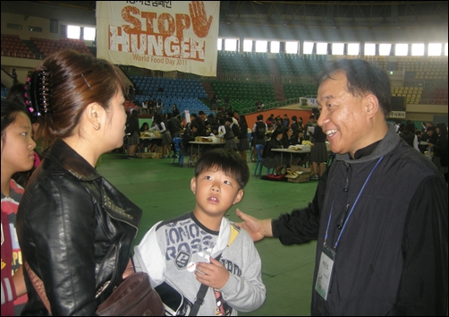  '스톱 헝거' 행사에 참석한 시민을 환영하는 백준호 본부장(오른쪽)     © 조종안