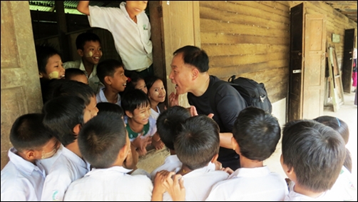 미얀마 시골 초등학생들과 반가운 인사를 나누는 백준호 본부장.     © 조종안