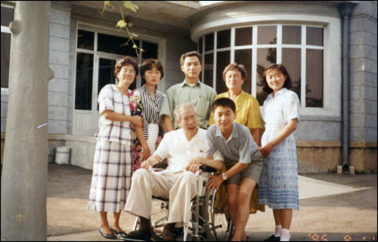 1995년 8월 평양의 이인모 선생의 집을 방문해 이 씨의 가족들과 현관에서 함께 찍은 사진. 뒷줄 가운데가 조영삼씨  ⓒ조영삼 씨 제공 