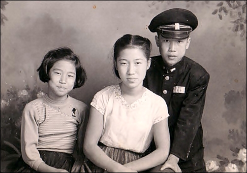  1958년 추석. 중학생 형님과 셋째누님(가운데), 초등학교 6학년 시절 막내 누님(왼쪽).     © 조종안