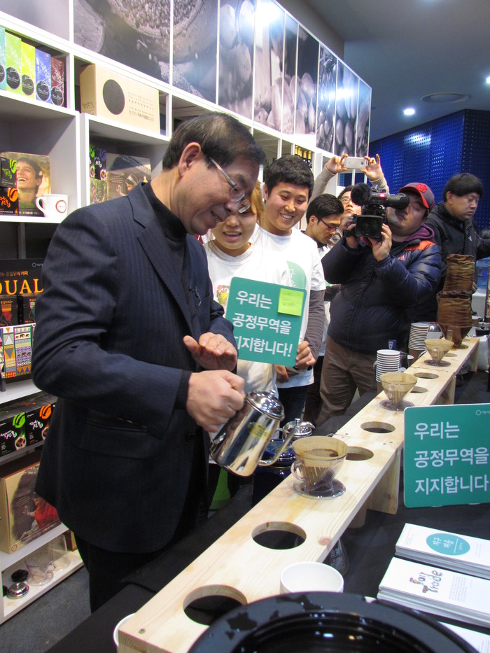▲  박원순 서울 시장이 공정무역 커피 드립에 도전하고 있다.   © 김아름내