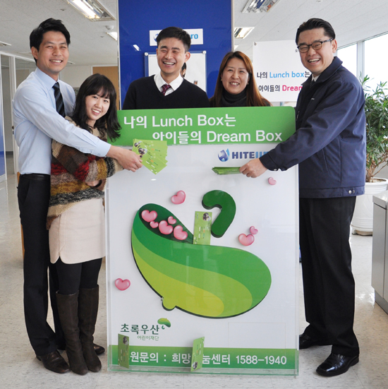 ▲ 직원들과 하이트진로 김인규사장 (오른쪽)