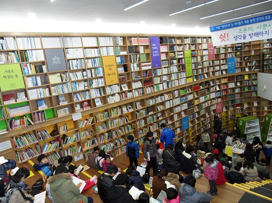 2일(토요일) 서울도서관을 찾은 시민들이 내부계단에 앉아 책을 읽고 있다