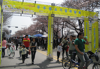 지난해 4월 한강 여의도 봄꽃축제 기간 중에 열린 ‘우수 중소기업 제품 박람회’