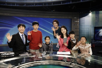 대한민국1교시-뉴스체험 아침 9시뉴스. KBS뉴스 스튜디오에서 출연자들 모습