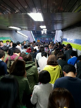 5월 8일 오후 6시 46분, 2번 승강장 계단을 오르기 위해 줄을 선 시민들