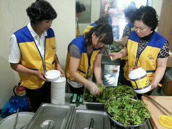  6월 27일 노인정 어르신들의 식사대접을 위해 반찬을 준비하고 있는 자원봉사 연합회 회원들 왼쪽이 이금순 회장
