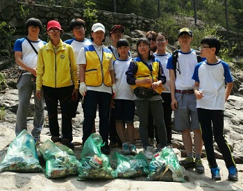6월 6일 관악산 환경정화운동을 펼친 자원봉사연합회 회원