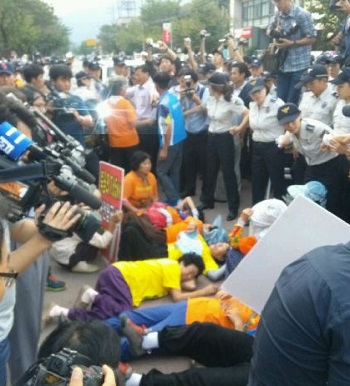 정홍원 총리와 간담회가 무산된 이후 주민들이 도로에 누워 강력하게 항의하고 있다.