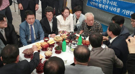 합동차례를 마친 민주당 김한길 대표와 소속 의원들이 담소를 나누고 있다. (사진제공: 이목희 의원실)