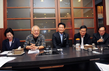 송영길 인천시장(왼쪽에서 세 번째) 및 인천지역 시민사회대표자와 조찬간담회를 갖고 있는 김한길 민주당 대표(왼쪽에서 두 번째).