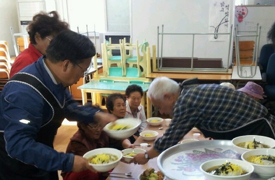 김 대표는 이날 사회복지사들과 간담회를 마친 후 사회복지관을 찾은 어르신들을 위해 배식봉사활동을 펼쳤다.