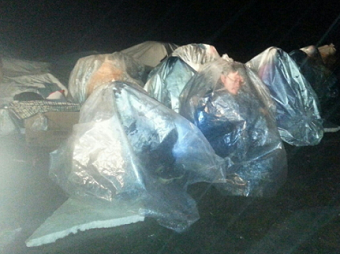 8일 저녁 태풍 '다나스’의 영향으로 비가 내리는 가운데 주민 8명이 비닐을 쓰고 농성현장 지키고 있다.