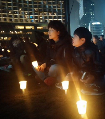 16일 서울광장에서 열린 제 20차 촛불집회에 참석한 엄마와 아들 (ⓒ박용현)