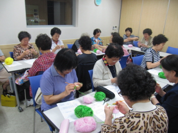 2013.9월 뜨개질 교실 참여 모습 ©영등포구청 