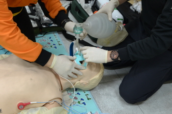 영등포소방서 구급대원이 CPR 응급처치훈련 실시하고 있다.  ©영등포소방서