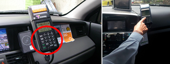 택시 내 카드결제기 모습(왼쪽) 카드결제기 버튼 터치 모습(오른쪽)