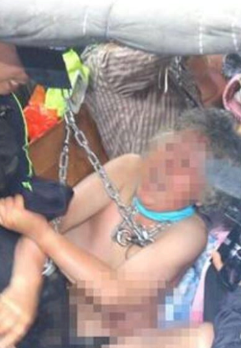 6월 11일, 경찰과 밀양시 공무원이 쇠사슬을 목에 감은 알몸의 어르신을 강제로 끌어내고 있다. ©밀양소식 페이스북 캡쳐