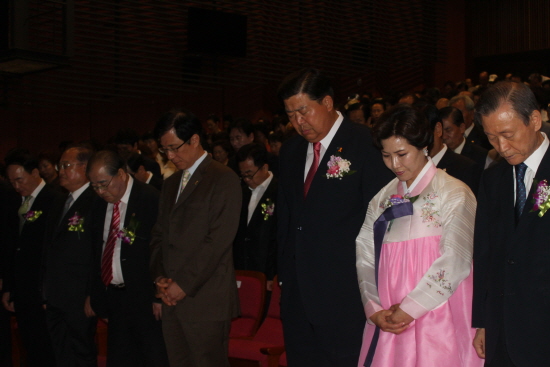 ‘취임식’에 참석한 조길형 구청장(오른족 세번째)과 참석자들과 묵념을 하고 있다.