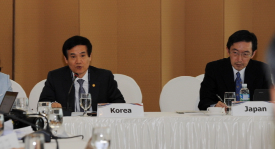 국민권익위원회 이성보위원장(가운데)이아시아 옴부즈만협회 이사회에 참가해 안건발언을 하고 있다. 