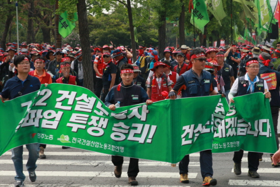 건설노동자들은 총파업 선포 결의대회를 열고 요구안이 받아들여지지 않으면 총파업에 들어간다고 선언했다.