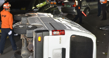 영등포소방 대원들이 지난 5월 7일 오후 영등포구 버드나루로12길 8 88올림픽도로상에 발생한 교통사고 현장에 출동해 사고를 수습하고 있다.