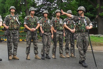 군인들이 6일 오전 ‘군복무중 사고 명예회복을 위한 가족협의회’의 국방부 항의 방문을 가로막고 있다