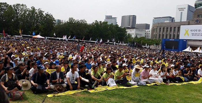  15일 오후 서울광장에서 세월호 유가족과 시민 1만 15000여명이 참석한 가운데 ‘세월호 특별법’ 제정 촉구 범국민대회가 열렸다.