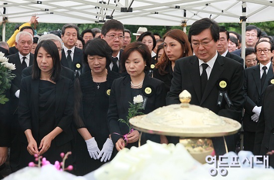 차남 김홍업 전 의원과 유가족이 헌화 분향하고 있다. 