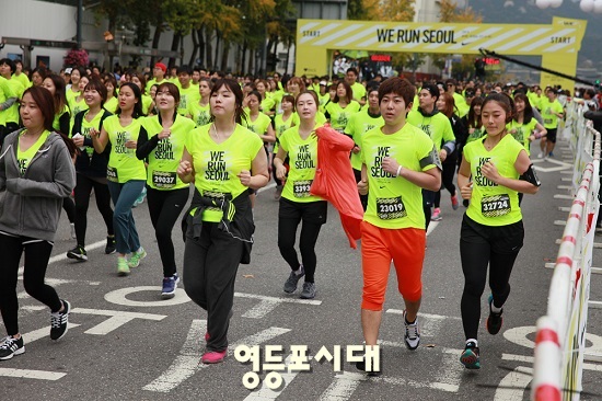 2014 위 런 서울 마라톤 대회 참가자들이 세종대로 시청 앞에서 목적지인 여의도를 향해 출발하고 있다.