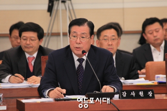 법사위 전체회의에 참석해 의원들의 질의에 답하고 있는 황찬현 감사원장 ©안영혁 기자