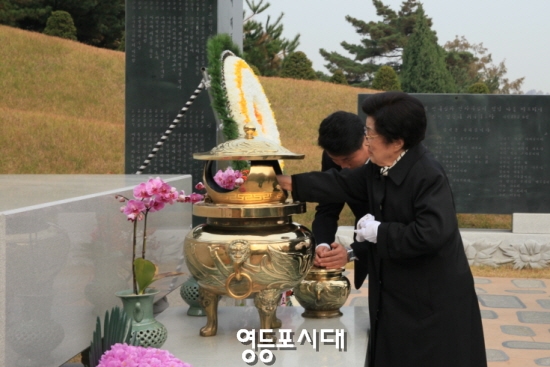 이희호 여사가 11일 오전 서울 동작구 국립현충원 김대중 대통령 묘소를 방문해 참배를 하고 있다. ⓒ안영혁 기자