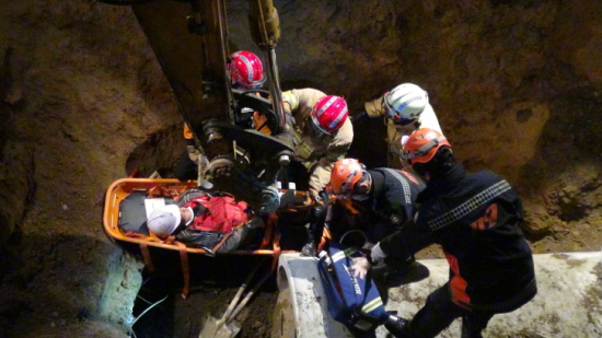 영등포 소방대원들이 폭 3m 깊이 4m에 매몰된 정모씨 응급초치 후 구조하고 있다.   ©영등포소방서