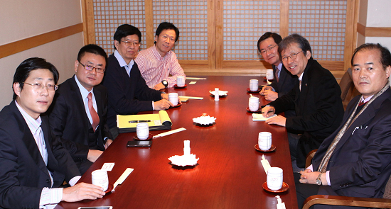 한국과 중국 의료계의 협력 방안을 논의한 병협 박상근 회장(오른쪽 가운데), 정영근 사업위원장(오른쪽 끝)과 중국 병협 관계자 ©대한병원협회