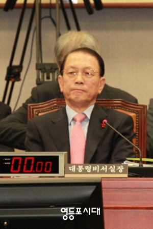 9일 오전 국회운영위에 출석한 김기춘 청와대 비서실장이 업무 보고 중 입술을 다물고 있다. ©안영혁 기자