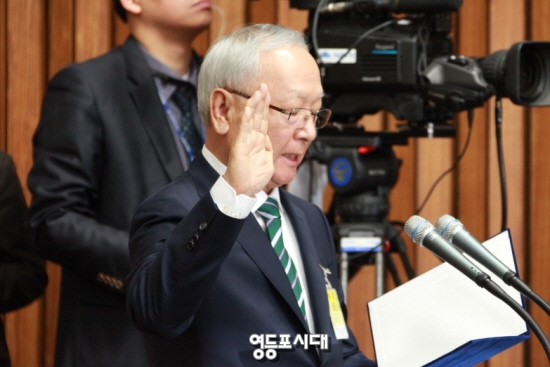 인사청문회에 참석한 이병호 국가정보원장 후보자가 선서를 하고 있다. ©안영혁 기자 