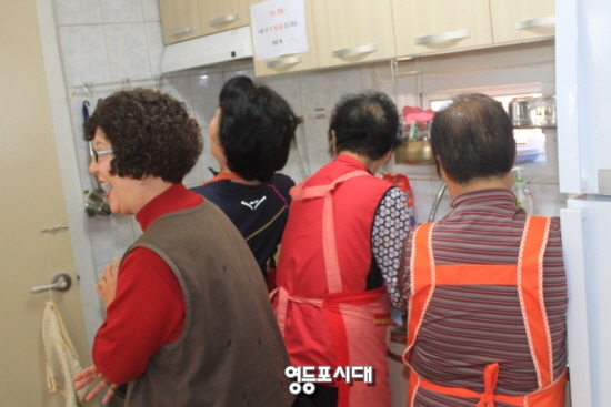 사진 찍히기를 거부한 뒷모습이 아름다운 신길 3동 구립수정노인회관 자원봉사자 