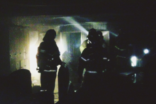 영등포구 신길동 음악 연습실서 발생한 화재를 현장에 출동한 영등포소방대원들이 진압하고 있다. ©영등포소방서 