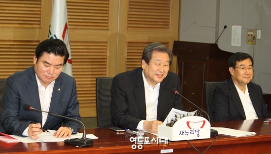 김무성 대표(사진 가운데)가 전날 있었던 박근혜 대통령과의 단독회동에 대한 기사에 대해 “전부 다 틀렸다”며 웃음을 보이고 있다. Ⓒ영등포시대 