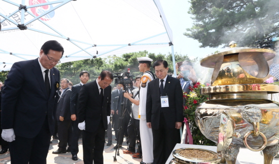 김대중 대통령 서거 6주기 추모식에 참석한 정의화 국회의장이 김대중 대통령 묘역에 참배하고 있다.  ©국회 
