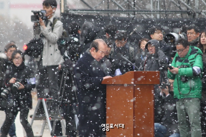 눈발이 내리는 가운데 김수한 김영삼민주센터 이사장이 추도사를 낭독하고 있다. ⓒ영등포시대