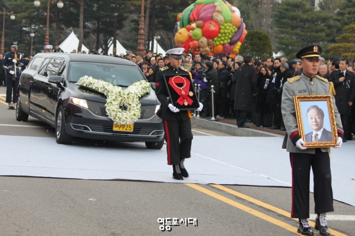 국회 마지막 등원을 마친 고(故) 김영삼 대통령의 운구차량이 국회를 빠져나가고 있다.  ⓒ영등포시대