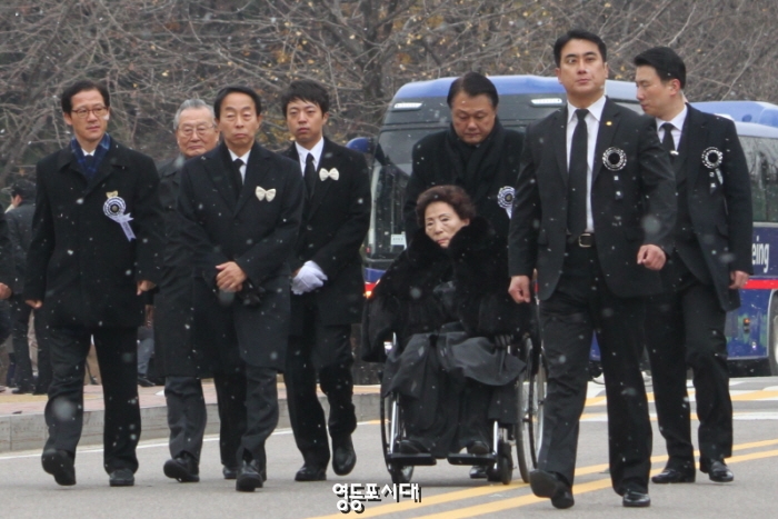 휠체어에 몸을 의지한 체 영결식장에 들어서는 손명순 여사와 차남 김현철 씨ⓒ영등포시대