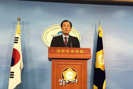 우상호 의원이 원내대표 당선 후 국회기자실에서 기자회견을 열고 있다. ©김재봉 기자 