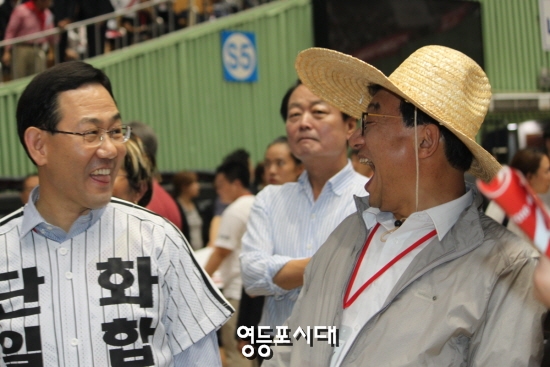 8월 9일 전당대회장에서 당대표 후보자 소개에 앞서 주호영 의원과 만나 파안대소를 하고 있는 이정현 의원 ©영등포시대 