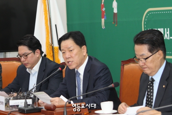 주승용 비대위원이 21일 비대위원회에 참석해 박근혜 정부의 부동산 정책에 대해 “유일하게 부동산 경기로만 버티고 있다”며 비판하고 있다. ©임종상 기자 